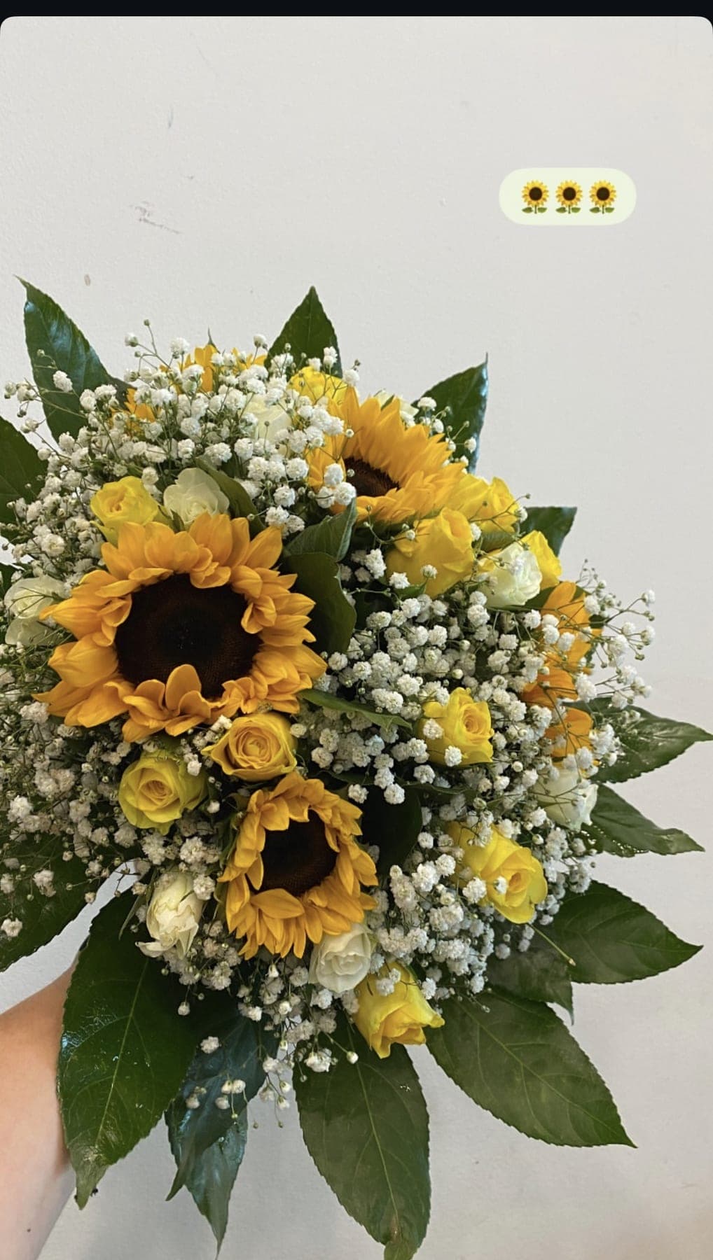 Tournesols, roses jaunes & gypsophile